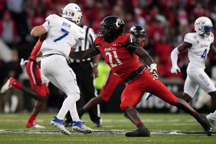 Cincinnati DE Myjai Sanders put pressure on quarterback